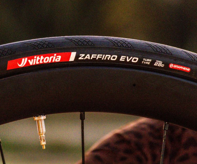 Vittoria Zaffiro EVO: más protección y menos peso para una cubierta de carretera pensada para rodar a diario